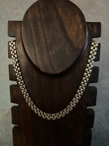 White/Gold Linked Necklace